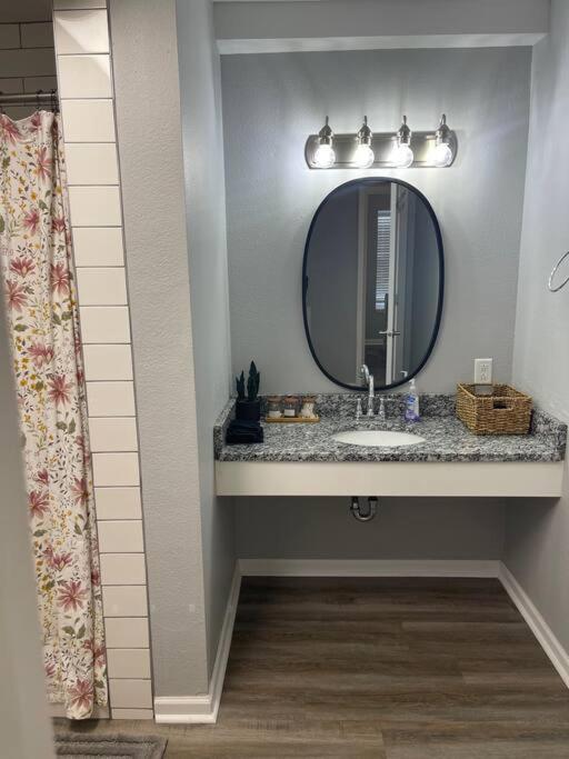 The Bernice - 2 Bedroom Apt In Quilt Town, Usa Hamilton Exteriör bild